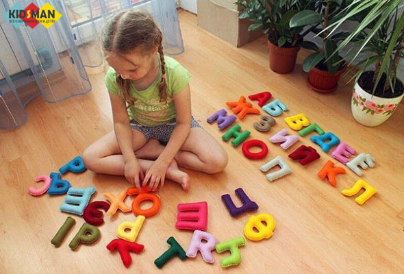 девочка учит алфавит