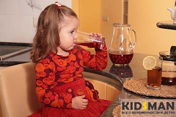 Компот из сухофруктов новорожденному. %D1%80%D0%B5%D0%B1%D0%B5%D0%BD%D0%BE%D0%BA %D0%BF%D1%8C%D0%B5%D1%82 %D0%BA%D0%BE%D0%BC%D0%BF%D0%BE%D1%82 %D0%B8%D0%B7 %D1%81%D1%83%D1%85%D0%BE%D1%84%D1%80%D1%83%D0%BA%D1%82%D0%BE%D0%B2. Компот из сухофруктов новорожденному фото. Компот из сухофруктов новорожденному-%D1%80%D0%B5%D0%B1%D0%B5%D0%BD%D0%BE%D0%BA %D0%BF%D1%8C%D0%B5%D1%82 %D0%BA%D0%BE%D0%BC%D0%BF%D0%BE%D1%82 %D0%B8%D0%B7 %D1%81%D1%83%D1%85%D0%BE%D1%84%D1%80%D1%83%D0%BA%D1%82%D0%BE%D0%B2. картинка Компот из сухофруктов новорожденному. картинка %D1%80%D0%B5%D0%B1%D0%B5%D0%BD%D0%BE%D0%BA %D0%BF%D1%8C%D0%B5%D1%82 %D0%BA%D0%BE%D0%BC%D0%BF%D0%BE%D1%82 %D0%B8%D0%B7 %D1%81%D1%83%D1%85%D0%BE%D1%84%D1%80%D1%83%D0%BA%D1%82%D0%BE%D0%B2. Правильно приготовленный компот из сухофруктов для грудничка невероятно полезен, он насыщает организм необходимыми витаминами, макро и микроэлементами, повышает иммунитет и помогает разнообразить рацион. Но, как и любой другой продукт, его нужно давать постепенно и аккуратно и лишь с определенного возраста.
